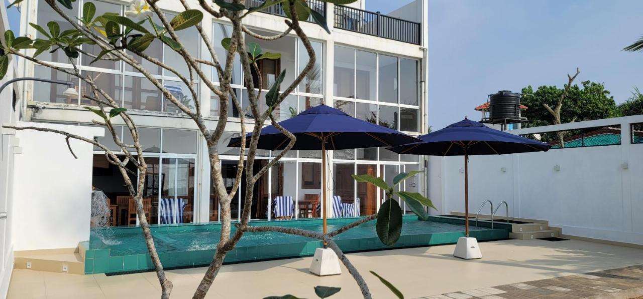 White Sand Villa - Beach Front Hikkaduwa Bagian luar foto