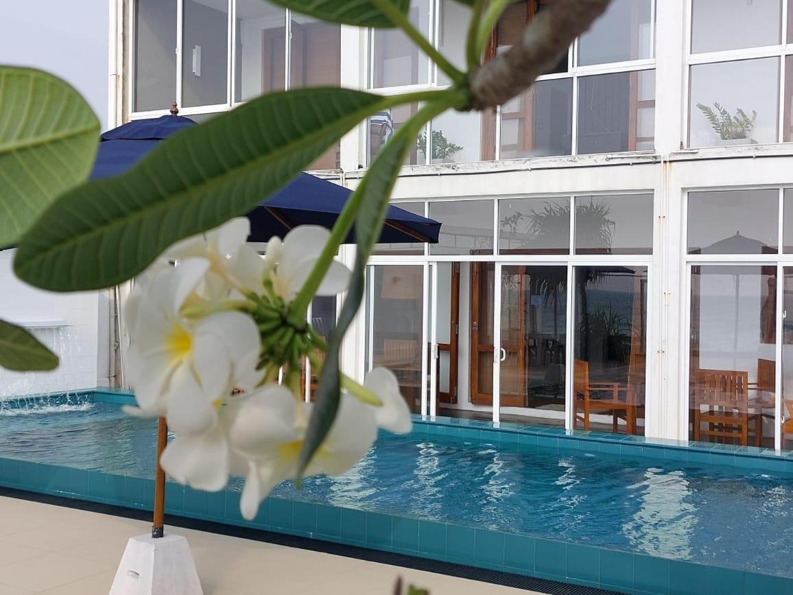 White Sand Villa - Beach Front Hikkaduwa Bagian luar foto