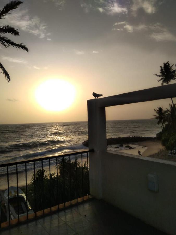 White Sand Villa - Beach Front Hikkaduwa Bagian luar foto