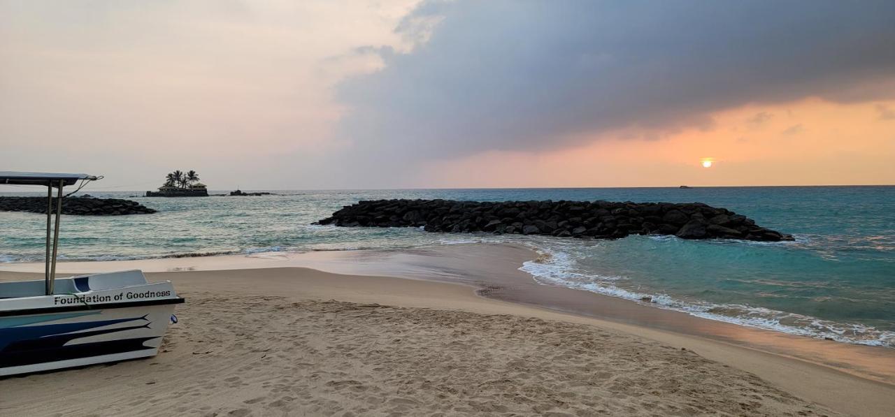 White Sand Villa - Beach Front Hikkaduwa Bagian luar foto