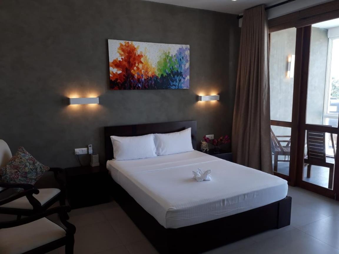 White Sand Villa - Beach Front Hikkaduwa Bagian luar foto
