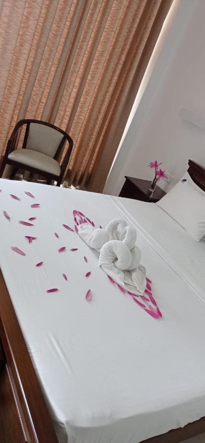White Sand Villa - Beach Front Hikkaduwa Bagian luar foto