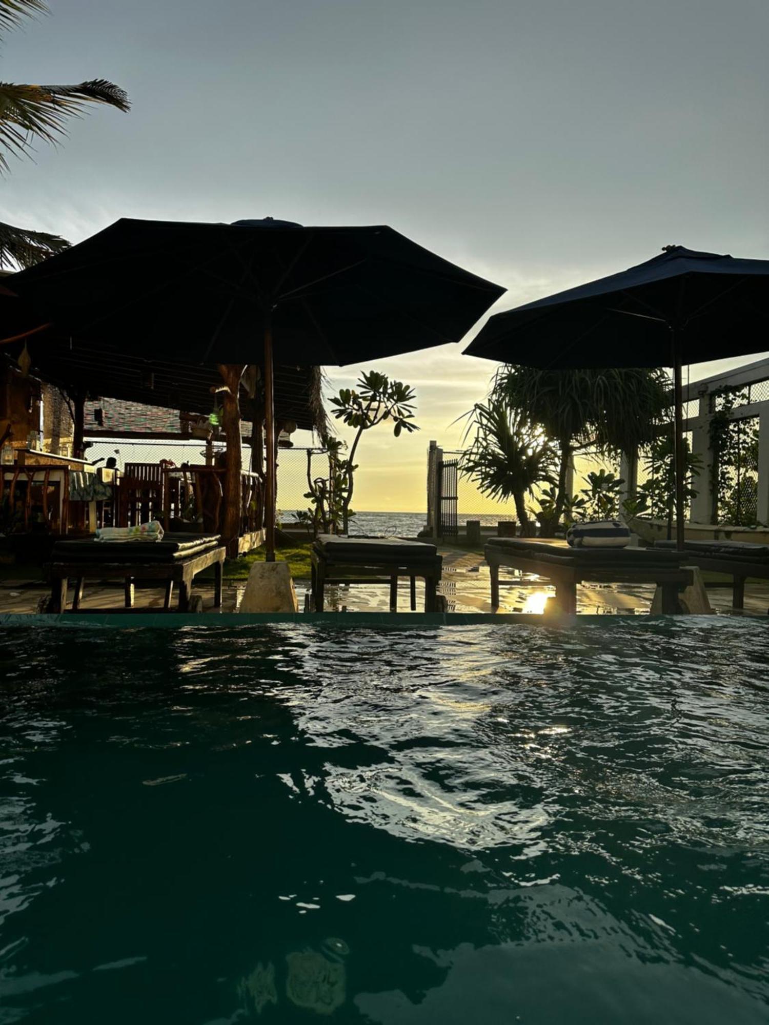White Sand Villa - Beach Front Hikkaduwa Bagian luar foto