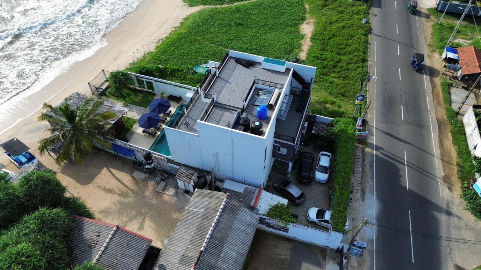 White Sand Villa - Beach Front Hikkaduwa Bagian luar foto