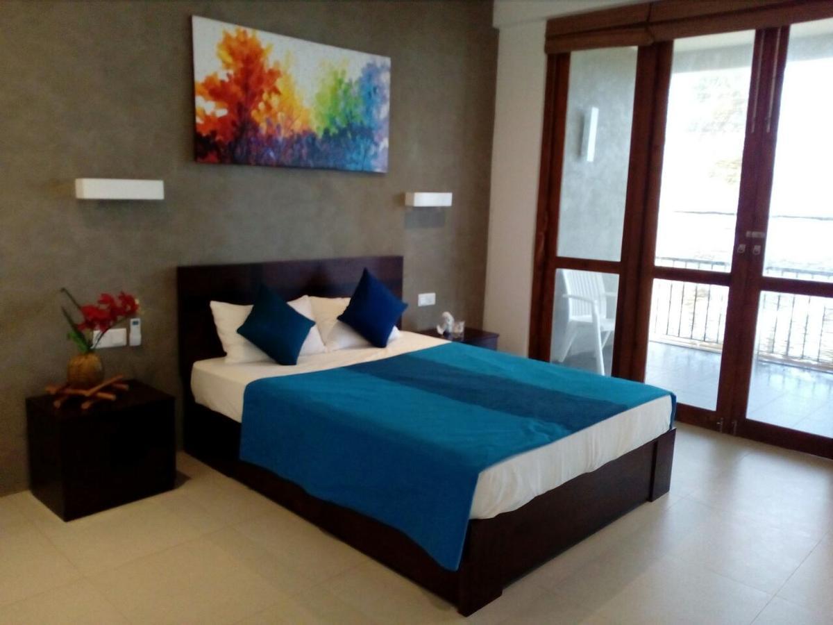 White Sand Villa - Beach Front Hikkaduwa Bagian luar foto