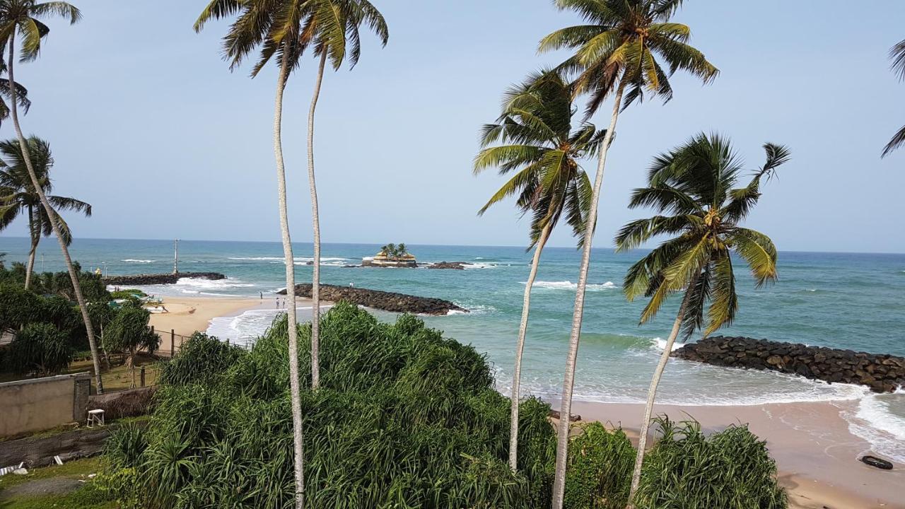 White Sand Villa - Beach Front Hikkaduwa Bagian luar foto