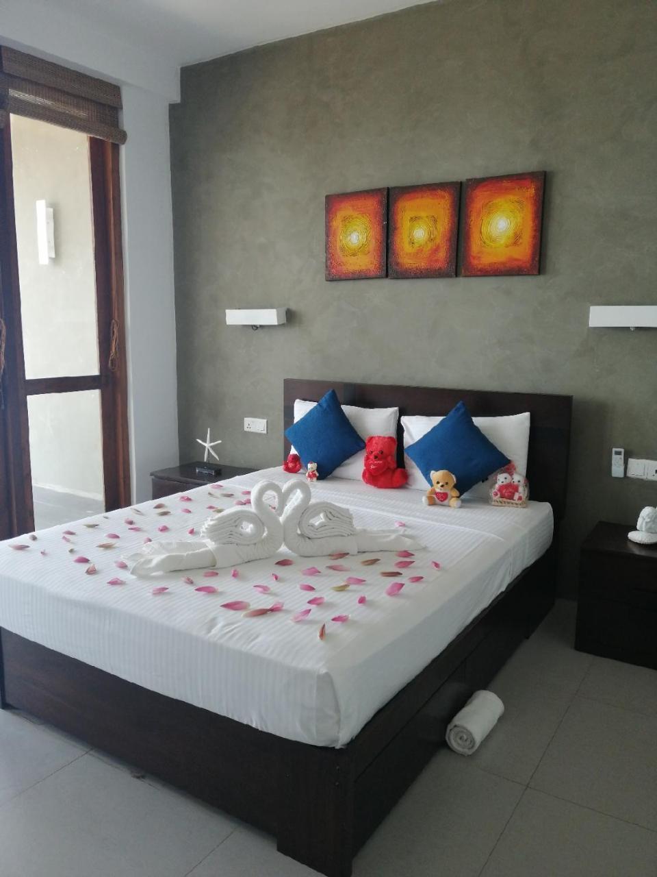 White Sand Villa - Beach Front Hikkaduwa Bagian luar foto