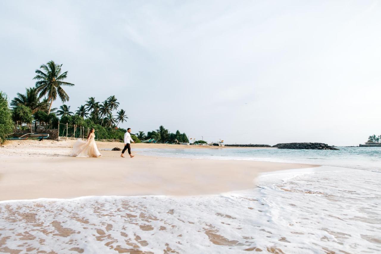 White Sand Villa - Beach Front Hikkaduwa Bagian luar foto