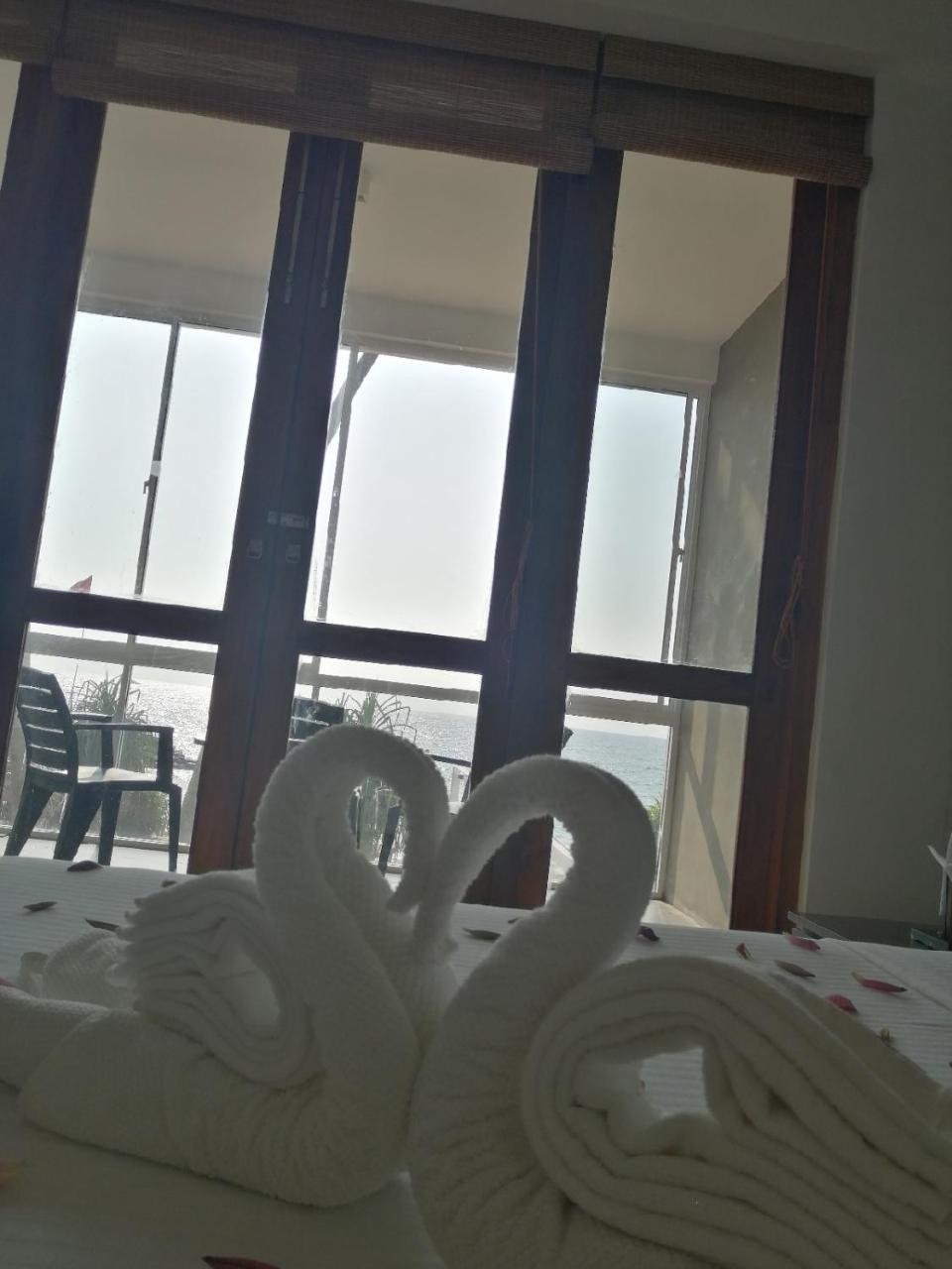 White Sand Villa - Beach Front Hikkaduwa Bagian luar foto