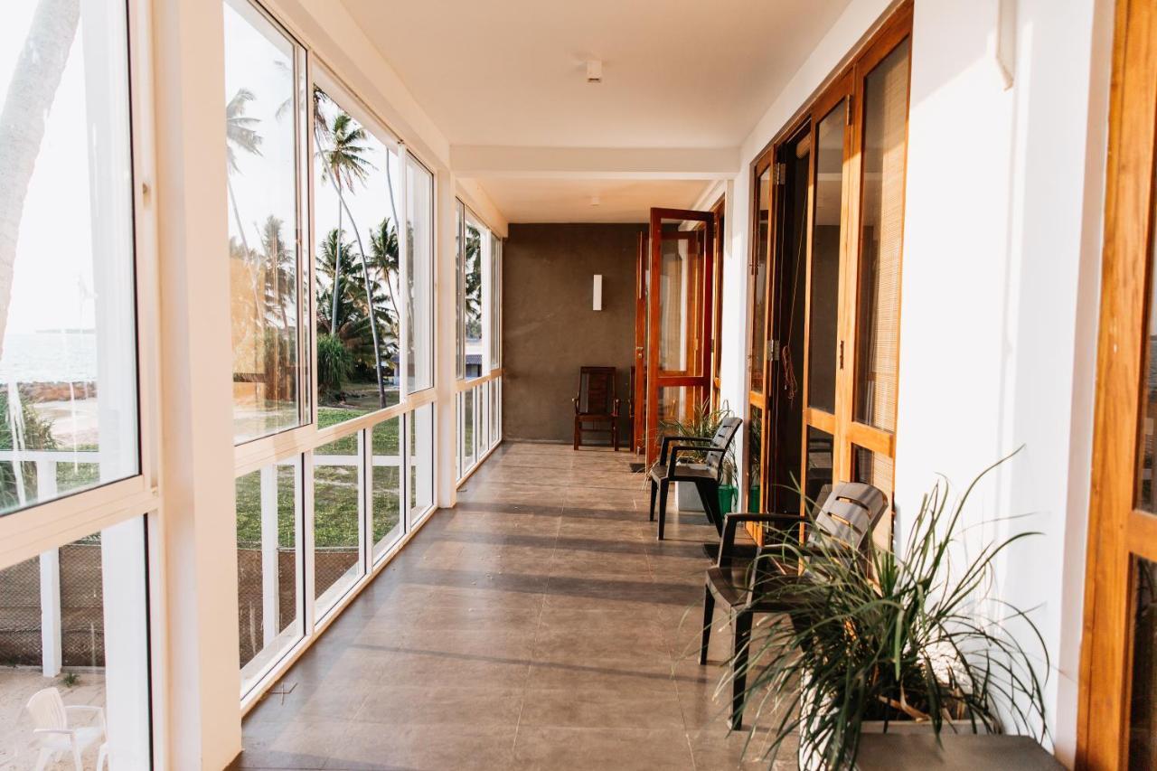 White Sand Villa - Beach Front Hikkaduwa Bagian luar foto