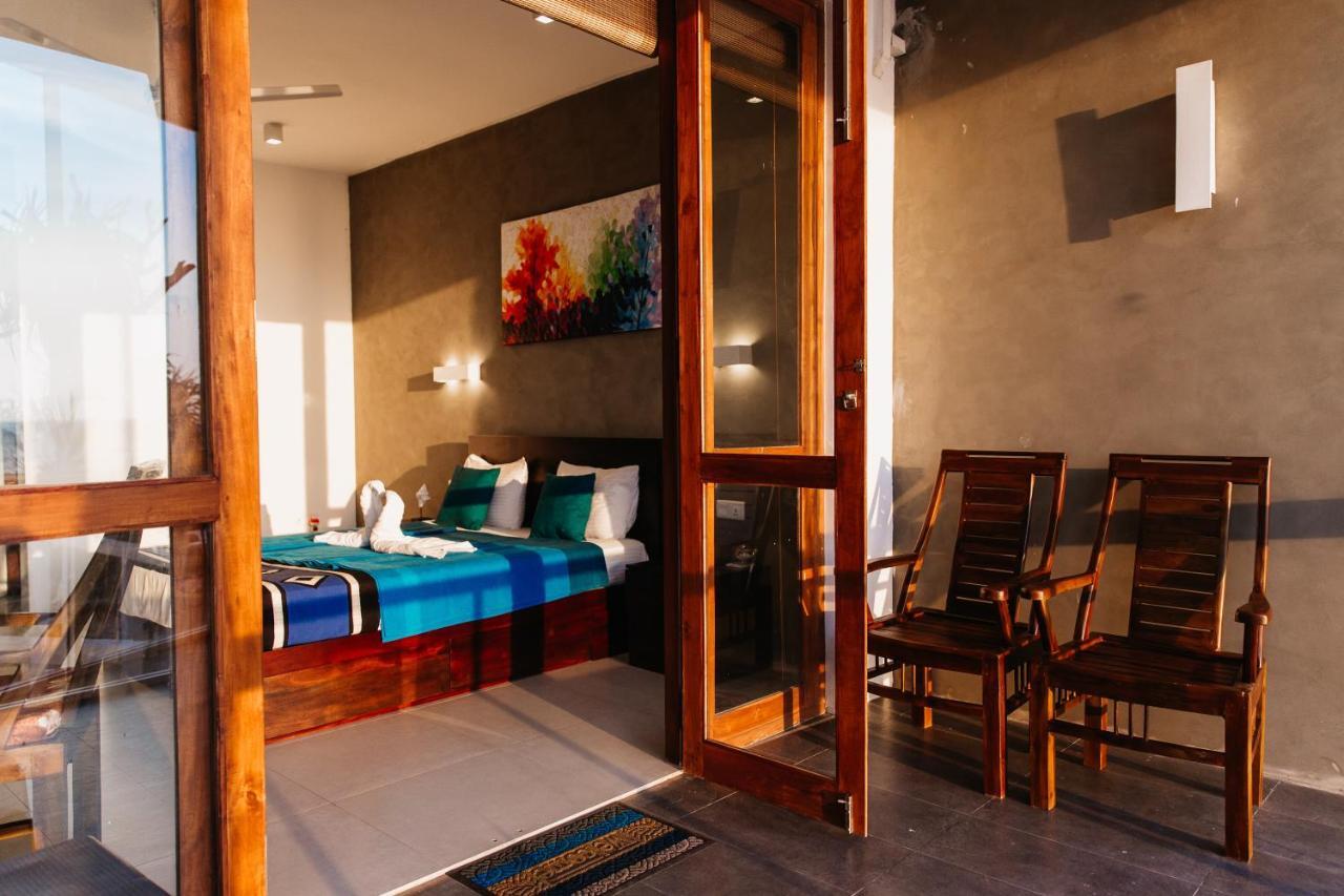 White Sand Villa - Beach Front Hikkaduwa Bagian luar foto